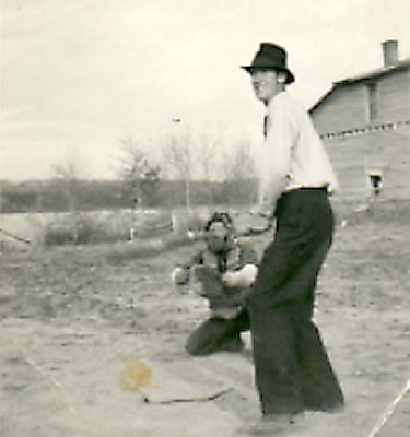 Harold Dahlby at bat, Lageuffe's field