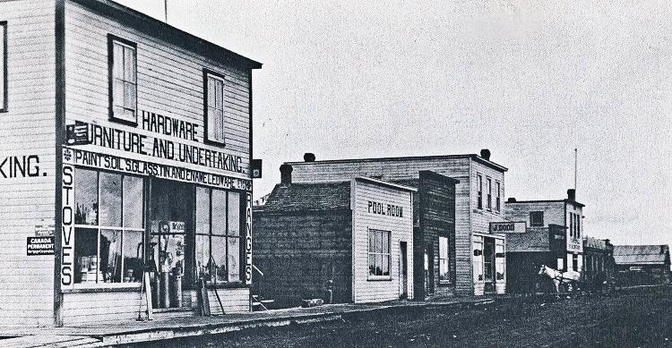 The growth of towns:<br> Railway Avenue, Wawota, 1910.